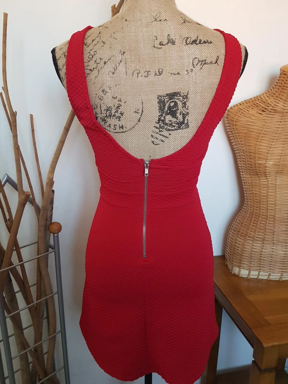 Robe vermelha em tecido texturizado – photo 3